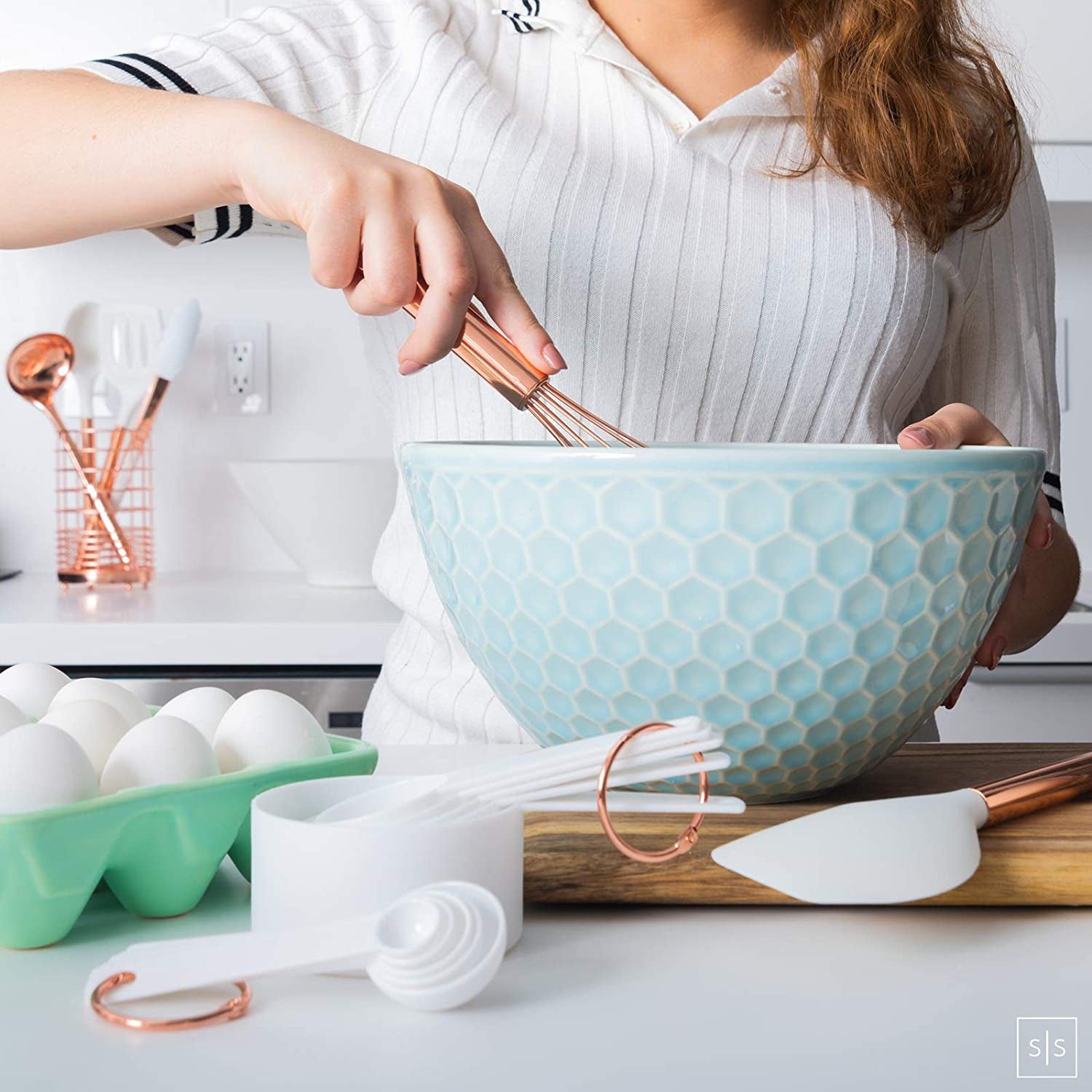 17-Piece Rose Gold Silicone and Copper Kitchen Utensil Set with Holder - Includes Measuring Cups, Spoons, and Utensils for Nonstick Cookware - Elegant Copper Kitchen Accessories